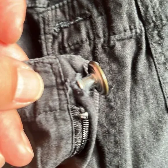 Black capris/Size 12   - Picture 10 of 10